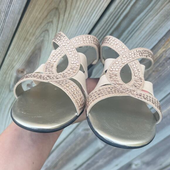 Karen Scott Women’s 9M Champagne Mule Heels Embellished Slip-On Sandals - Picture 3 of 8